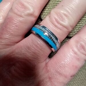 Silvertone faux blue turquoise grey glitter arrow band ring